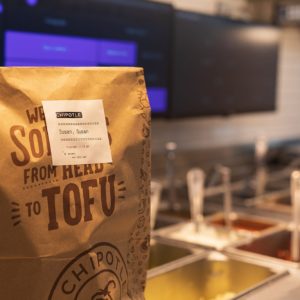 chipotle mexican grill-concept-chiffre d’affaires-ventes-en ligne-digital-communication-livraison-drive-influenceurs-collaboration-sac